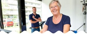 Oudere vrouw op de hometrainer onder toezicht van fysiotherapeut | Fysio Stenia Zeist