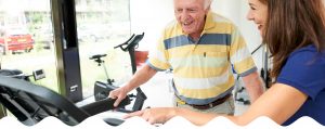 Oudere man op de loopband tijdens fysiotherapie | Fysio Stenia Zeist