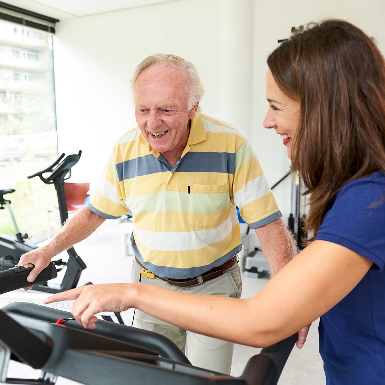 Oudere man op de loopband tijdens fysiotherapie | Fysio Stenia Zeist